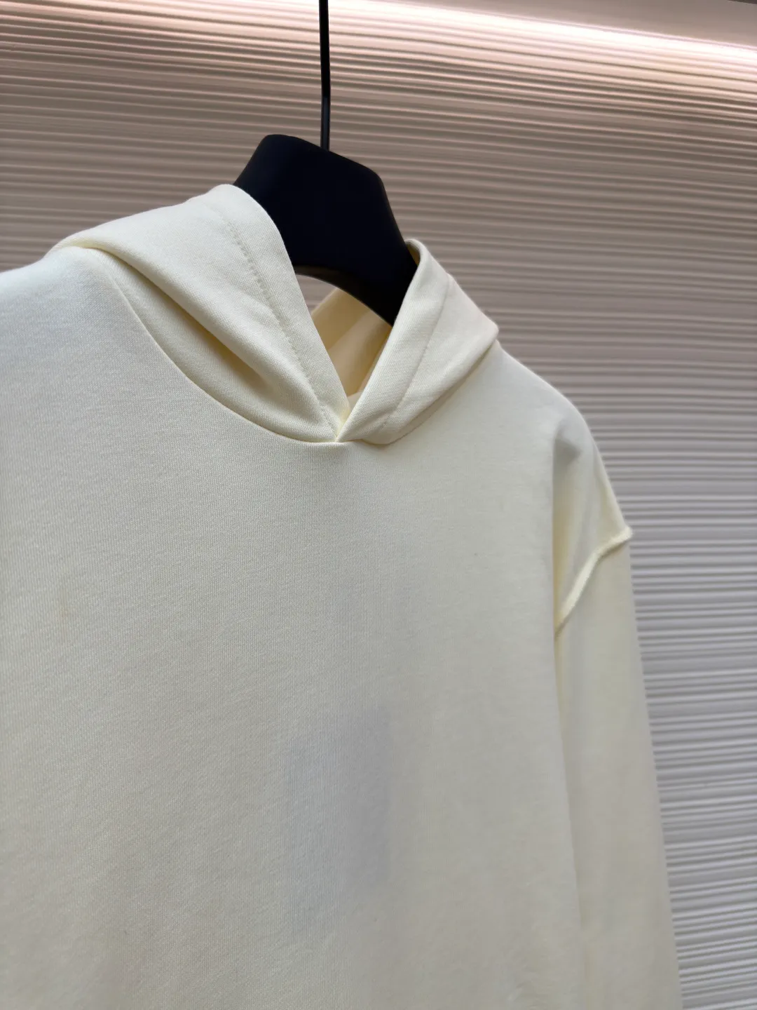 LOUIS VUITTON solid color pullover hoodie long-sleeved sweatshirt ●Authentic product: purchased and developed by 7899 ●Item number: 1680507-A60 ●Fabric: fleece sweatshirt fabric ●Technology: spliced ​​and recycled ●Version: fitted version ●Weight: about 630 grams ●Size: S-M-L-XL ●Description: Trendy brand double-strand 360g fleece sweatshirt material. 2*2 trendy brand thread 400g, machine-made hardware, splicing and return, fabric fermentation washing, customized 1:1 hardware, customized 1:1 trademark. The overall wiring is straight and delicate, the fabric is comfortable and soft, and the color is consistent without color difference. It can be matched with the same style to create a fashionable look and control various occasions. Customized accessories, complete with three standards, same style for men and women!